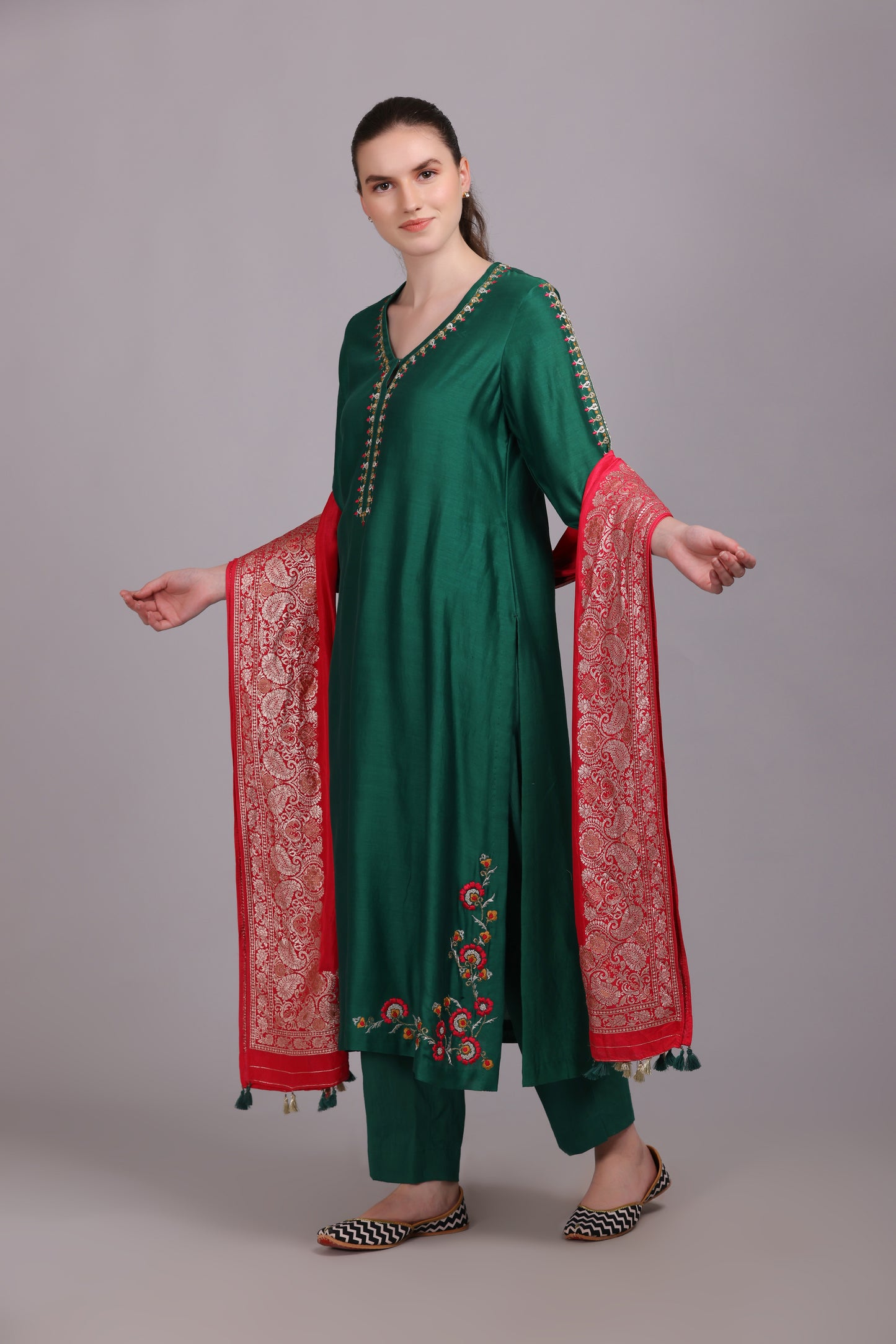 M7/04 GREEN EMBROIDERED KURTA SET